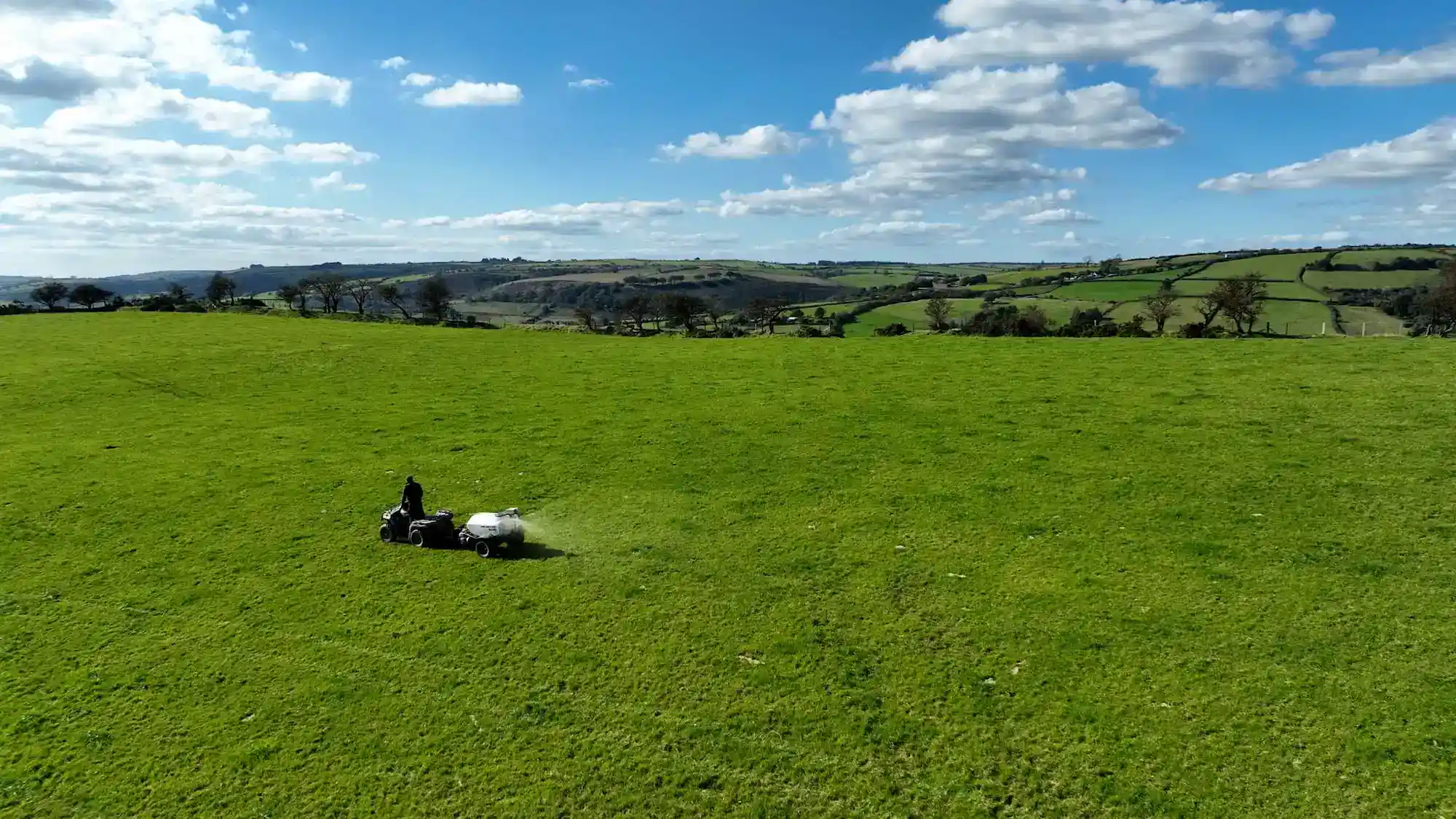 Image of a Tow and Fert applying Liquid fertliser as a Foliar spray without blocking nozzles
